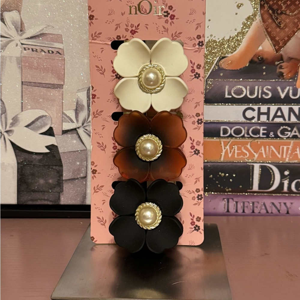nOir Jewelry White, Brown, and Black Hair Clips